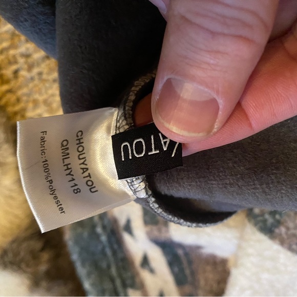 Never worn men’s fleece hoodie with pockets - Picture 2 of 2